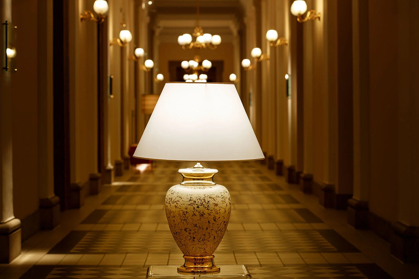 Goldene Lunatre Tischlampe aus Keramik in einem Palasthflur
